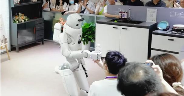 未來三年誰(shuí)會(huì)成為家庭里的"ai管家"?waic機(jī)器人產(chǎn)品逐一分析